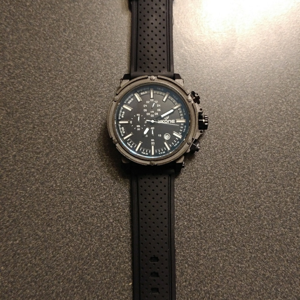Large Rugged Metal Men's Watch - Picture 4 of 4